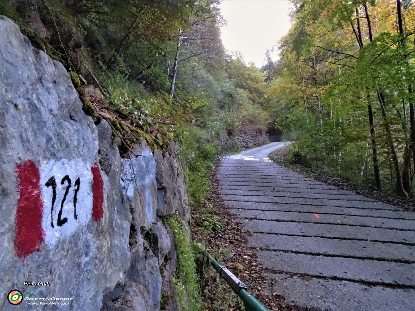 06 Al Piazzo di Piazzatorre (1112 m) imbocco il segnavia 121.JPG